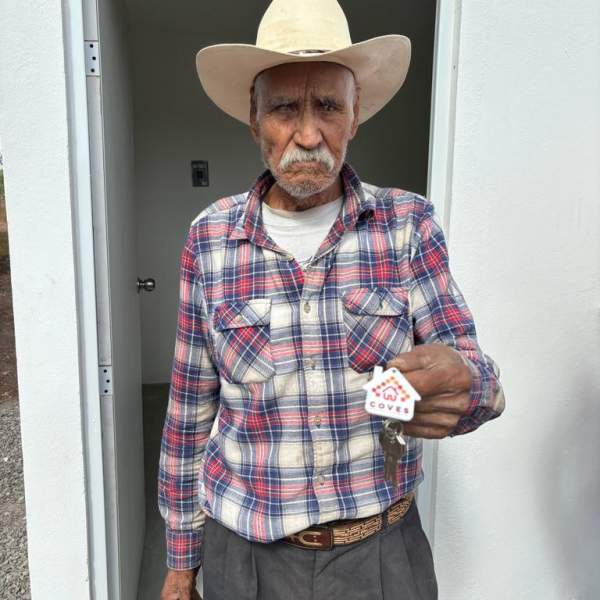 Don Ceferino recibe vivienda a sus 103 años de vida